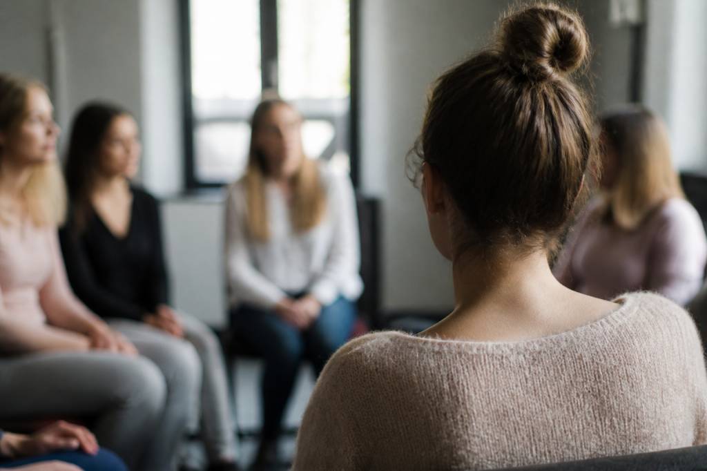 Violences ordinaires dans les dérives sectaires : comprendre les mécanismes d’emprise