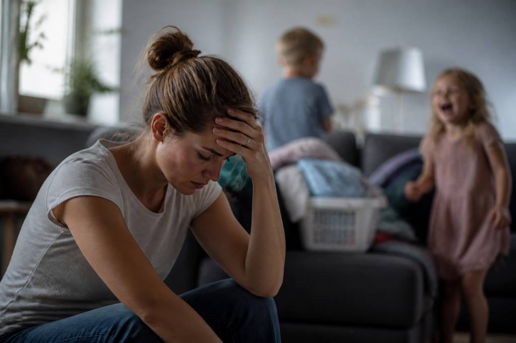 Charge mentale femme : comprendre les mécanismes d’emprise et les dérives sectaires